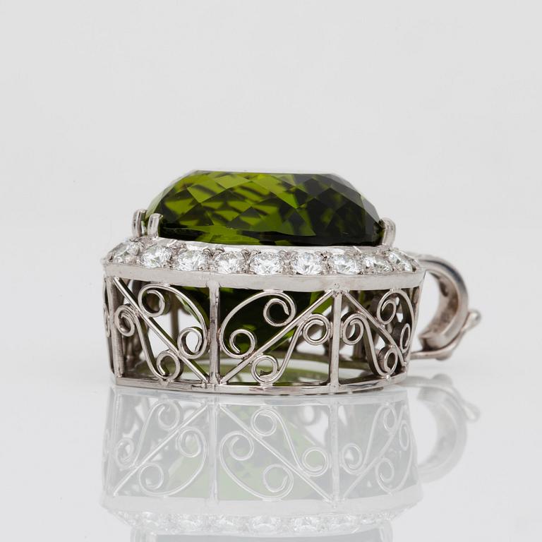 HÄNGE med peridot ca 45.00 ct samt briljantslipade diamanter totalt ca 1.50 ct.
