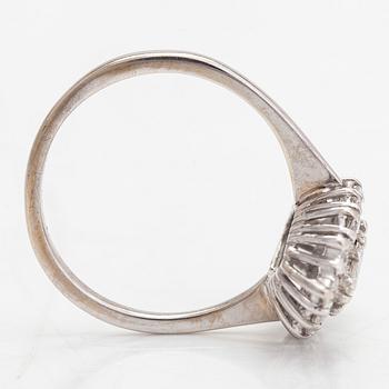 An 18K white gold ring with a central marquise-cut diamond ca. 1.40 ct and  brilliant-cut diamonds ca. 0.70 ct in total.