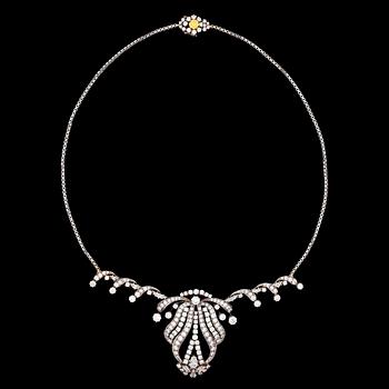 A drop-, trapez- and brilliant cut diamond necklace, tot. app. 10 cts. Stockholm 1963.