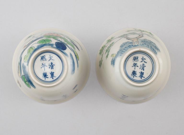 KOPPAR, 2 st, porslin, Kina, med Kangxi sex karaktärers märke, 1900-tal.
