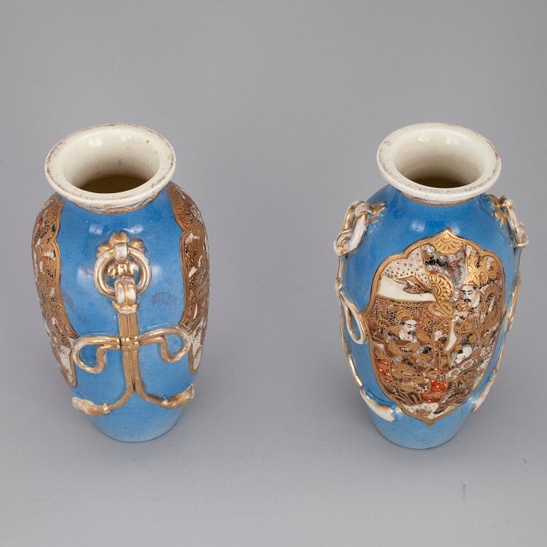 VASER, ett par, keramik, Japan, Satsuma, 1800-talets slut.