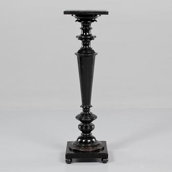 PIEDESTAL, nyränessansstil, omkring 1900-talets mitt.