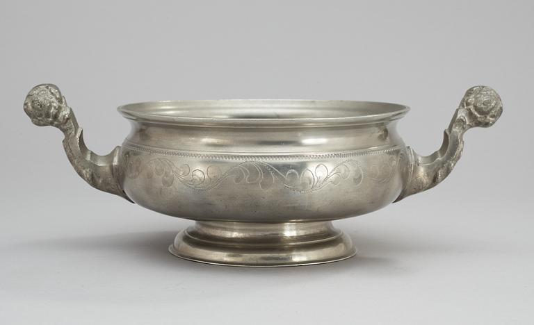 A Swedish pewter bowl. Makers mark by Gottlob F Bauman, Hudriksvall (1789-1826/31).