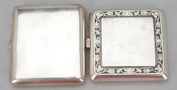CIGARETTETUIER, 2 st, silver, Helsingfors 1937 och Sovjet 1950-tal. Tot. vikt 260 g.