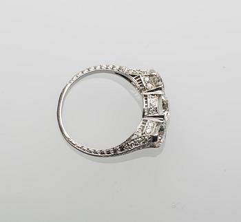 RING, platina med diamanter, totalt ca 2,30 ct. Vikt ca 4,4 g.