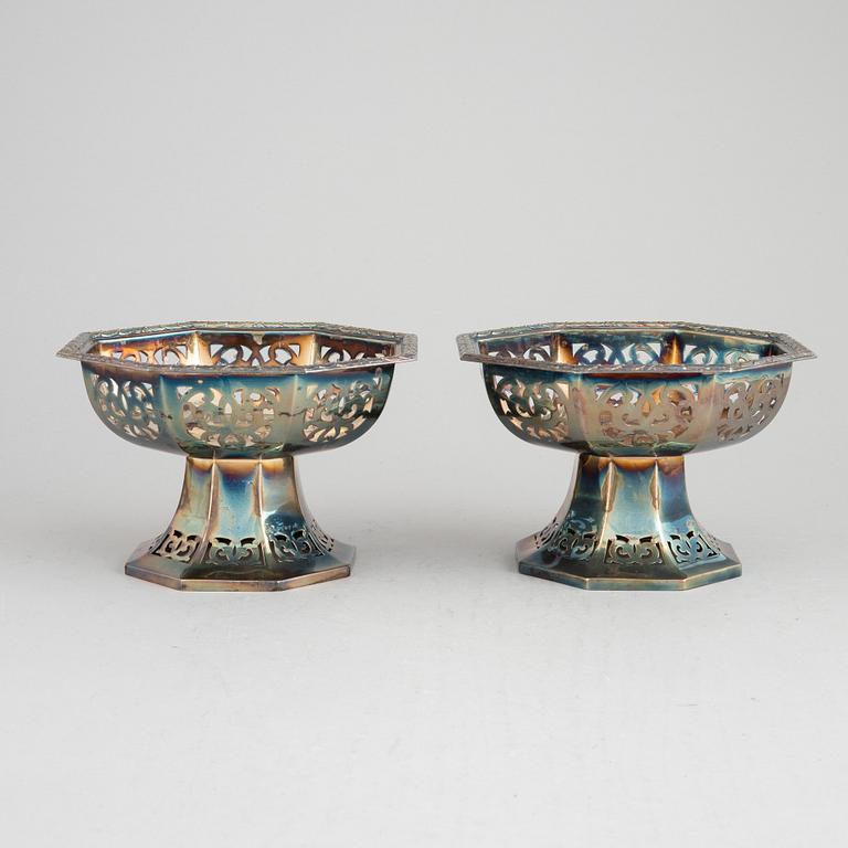 A pair of silver bowls by C.G.Hallberg, Stockholm, 1911.