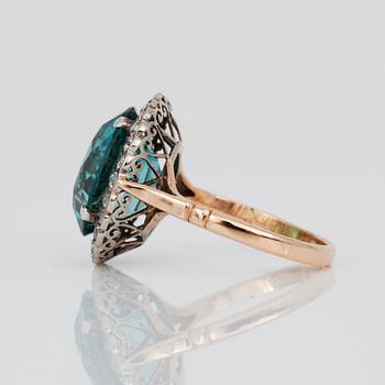 RING med naturlig zirkon och åttkantslipade diamanter.