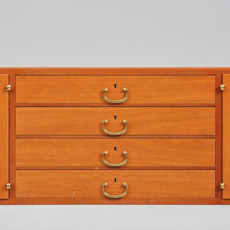 Josef Frank, sideboard, modell B 1015, Firma Svenskt Tenn, ca 2001.