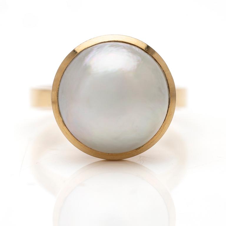 Ring 18K guld med en mabépärla.