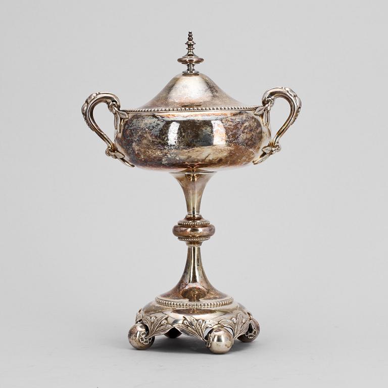 SOCKERSKÅL på fot, silver, Gustaf Möllenborg, Stockholm, 1875. Tot. Vikt. ca  684 g.