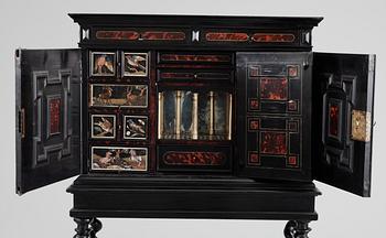KABINETTSKÅP. Barock, 1600-talets andra hälft. Troligen Flandern.