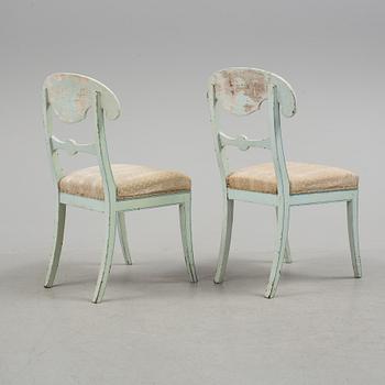 STOLAR, 2 st och TABURETT, en etikettmärkt med Stockholms stolmakareämbetes sigill. Empire, 1800-talets första hälft.