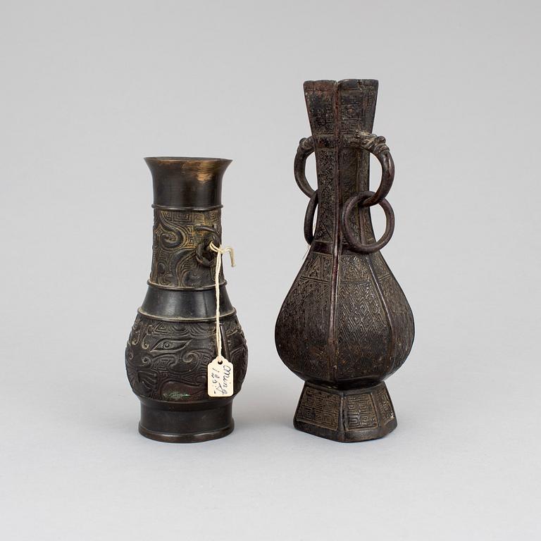 Two bronze vases, Qing dynasty, 19th Century.