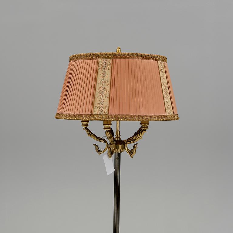 GOLVLAMPA, omkring 1900-talets mitt.
