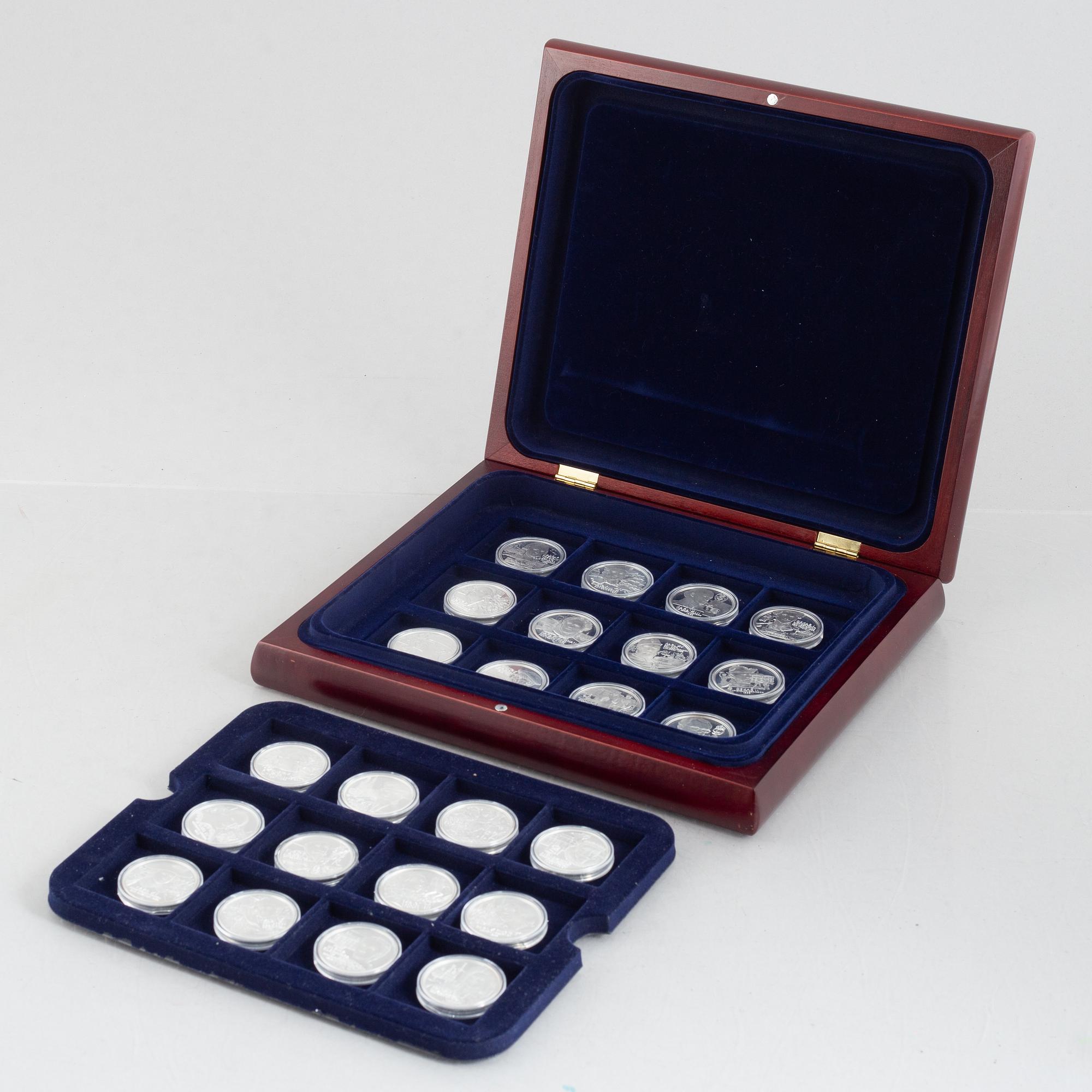 Myntsamling, minnes- och jubileumsmynt, 61 st, mestadels i silver. I tre schatull.