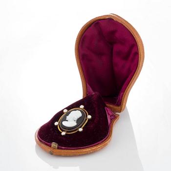 A hard stone cameo brooch in 18K gold set with pearls.