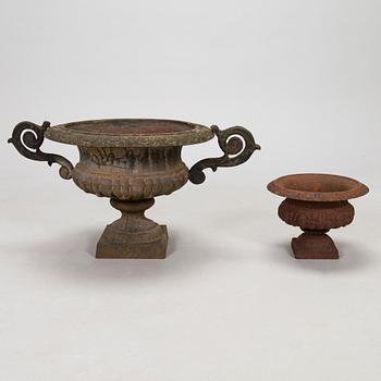 Two garden urns in cast iron, 19th/20th century.
