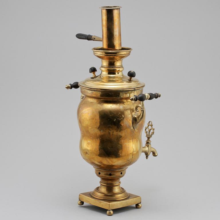 SAMOVARER, 2 st, mässing och koppar, omkring 1900.