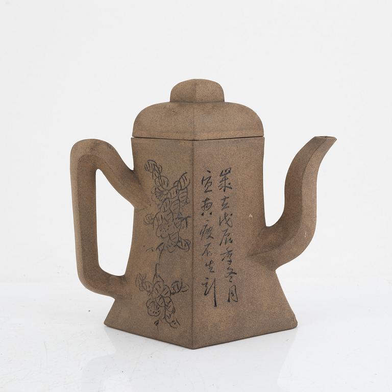 A Chinese yixing teapot with cover, Republic period, 20th century.