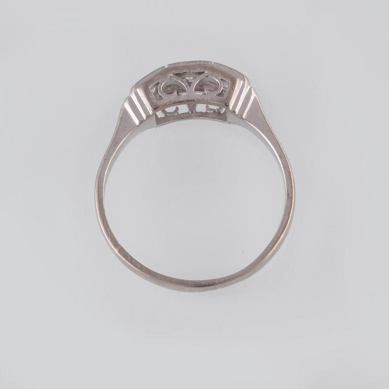 RING, 18K vitguld med 3 briljantslipade diamanter 0.16 ct, kattfotstämplad. Vikt 3,5 gram.