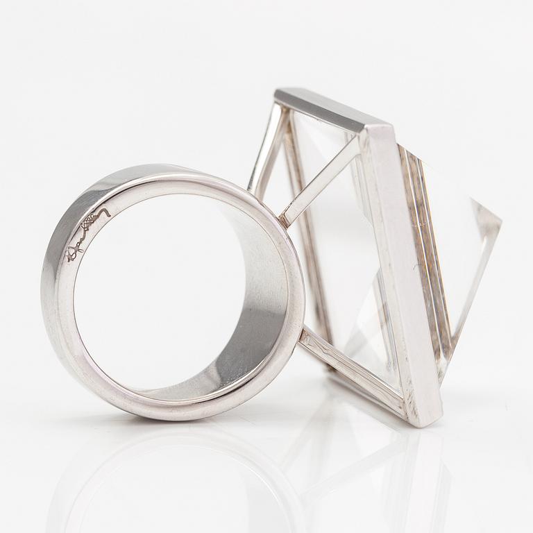 Efva Attling, Sormus "Pyramid & stars", sterlinghopeaa, timantteja n. 0.14 ct yht ja vuorikristalli.