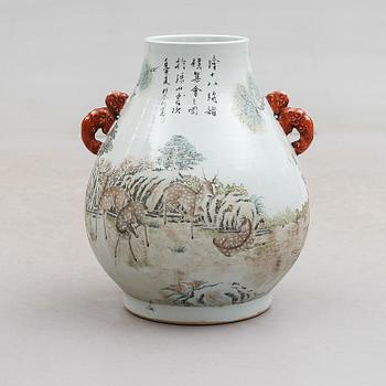 VAS, porslin, Kina, 1900-tal.