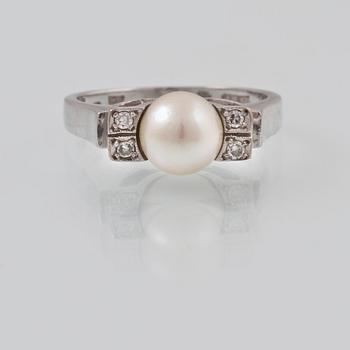 RING, 18K vitgukd med odlad pärla samt 4 åttkantslipade diamanter. Vikt 5,2 gram.