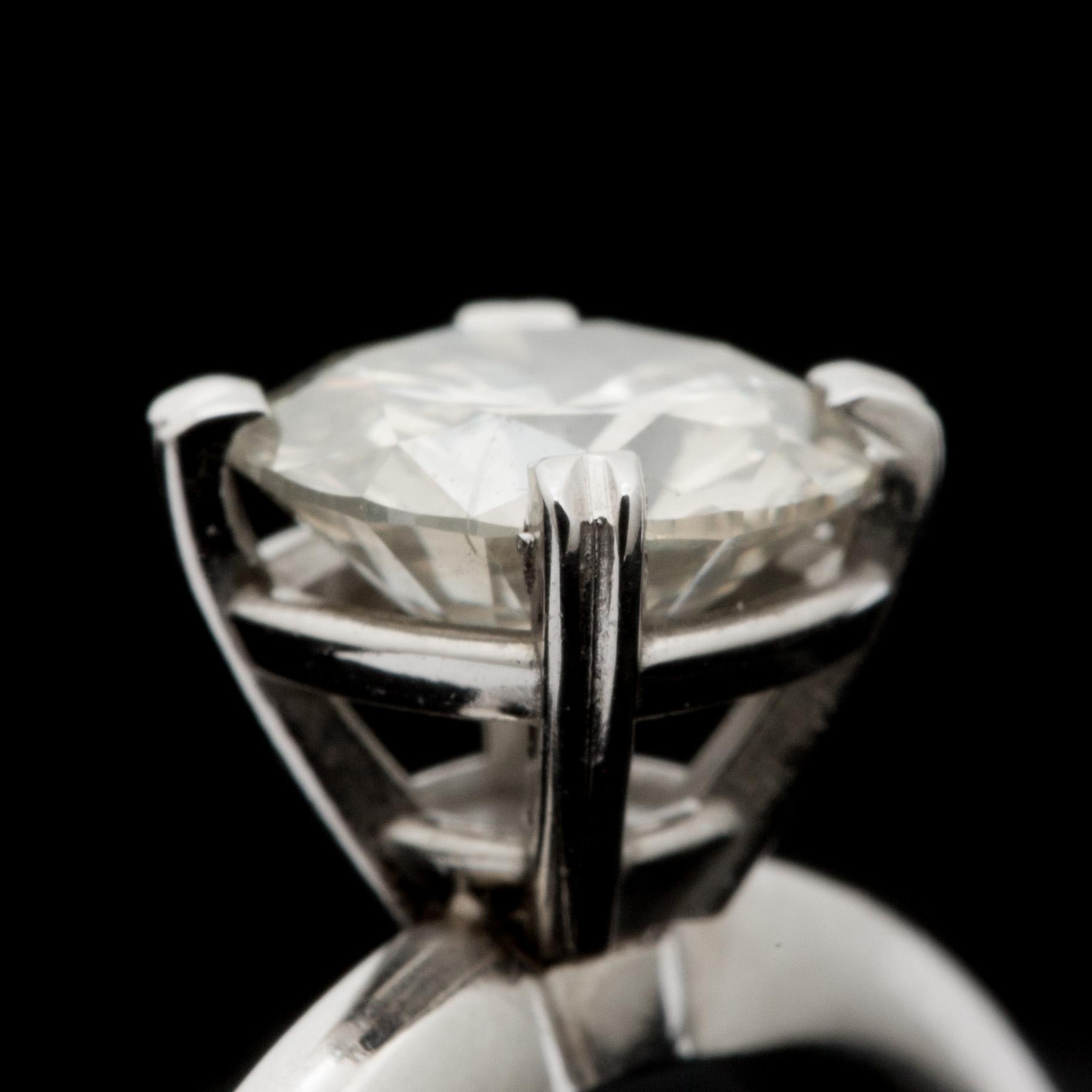 RING, 18k vitguld med briljantslipad diamant, totalt ca 1,2 ct. Vikt ca 4,9 gram.