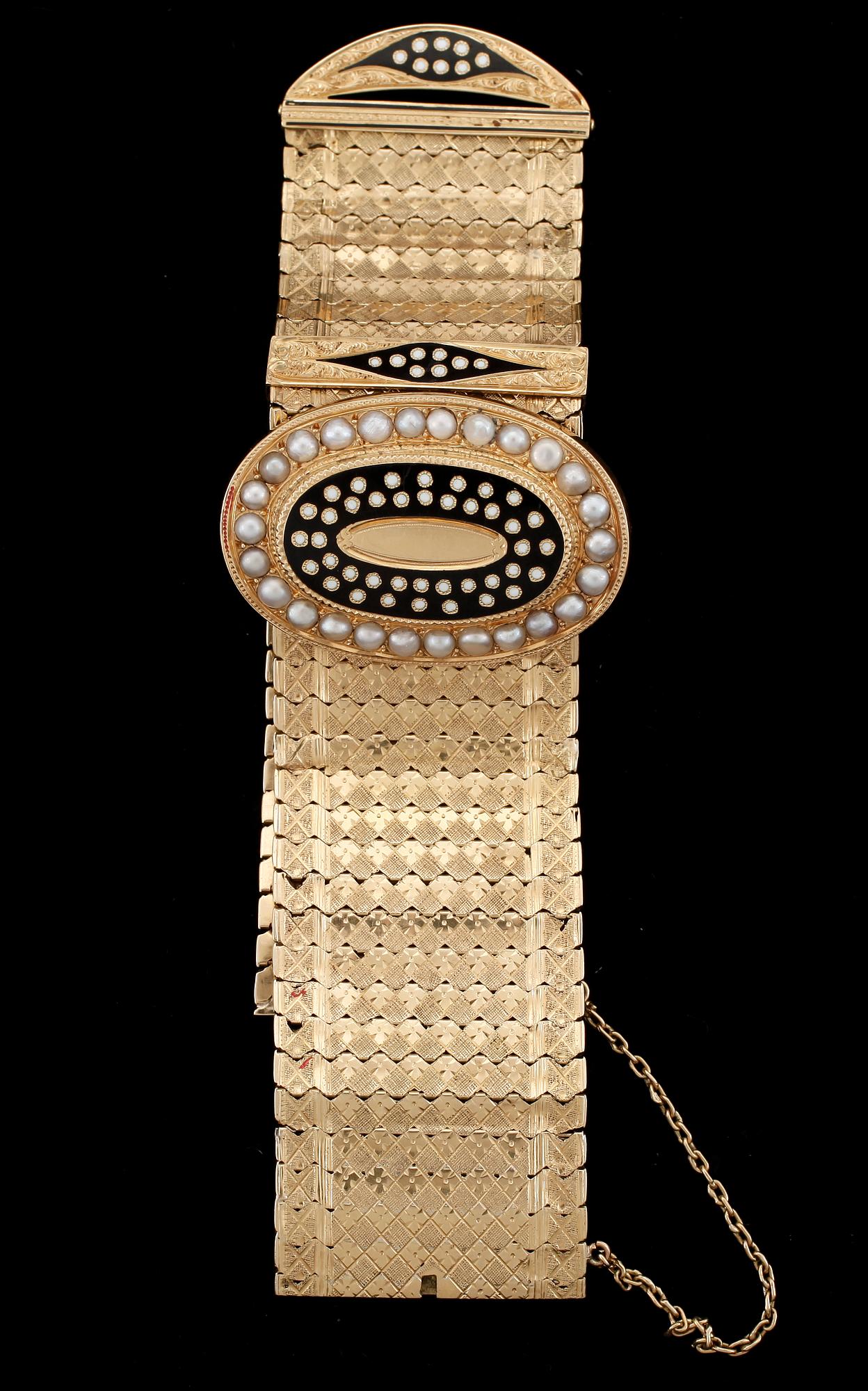 ARMBAND, 18k guld med emalj och seedpärlor. Vikt 46g.