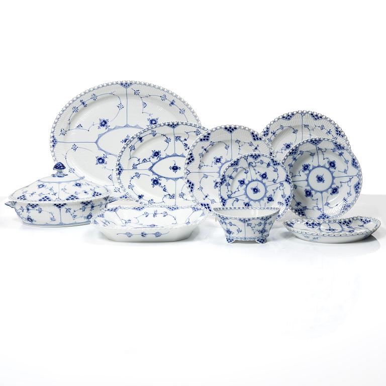 Royal Copenhagen, matservis, 44 delar, porslin, "Musselmalet", helblond , Danmark.