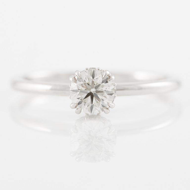 Ring 14K vitguld med briljantslipade diamanter.