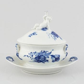 A model 1653 porcelain tureen with cover, Royal Copenhagen, Denmark.