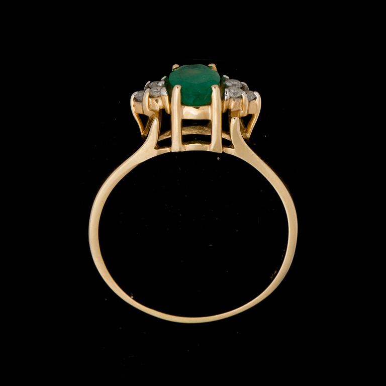 RING, 14K guld med små briljantslipade diamanter samt smaragd. Vikt ca 3 gram.