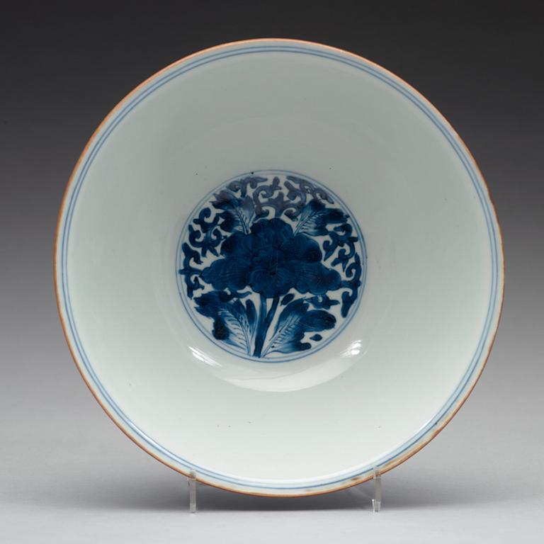 A blue and white bowl, Qing dynasty, Kangxi (1662-1722).