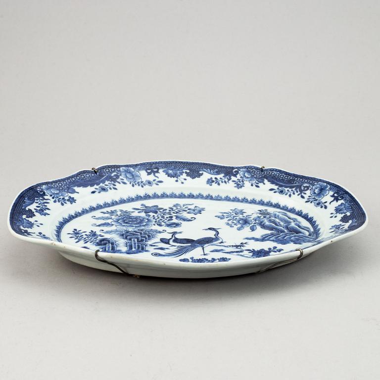 A blue and white export dish and two famille rose dinner plates, Qing dynasty 18th/19th Century.