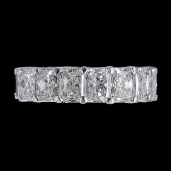 1022. A radiant cut full eternity diamond ring, tot. 9.36 cts.