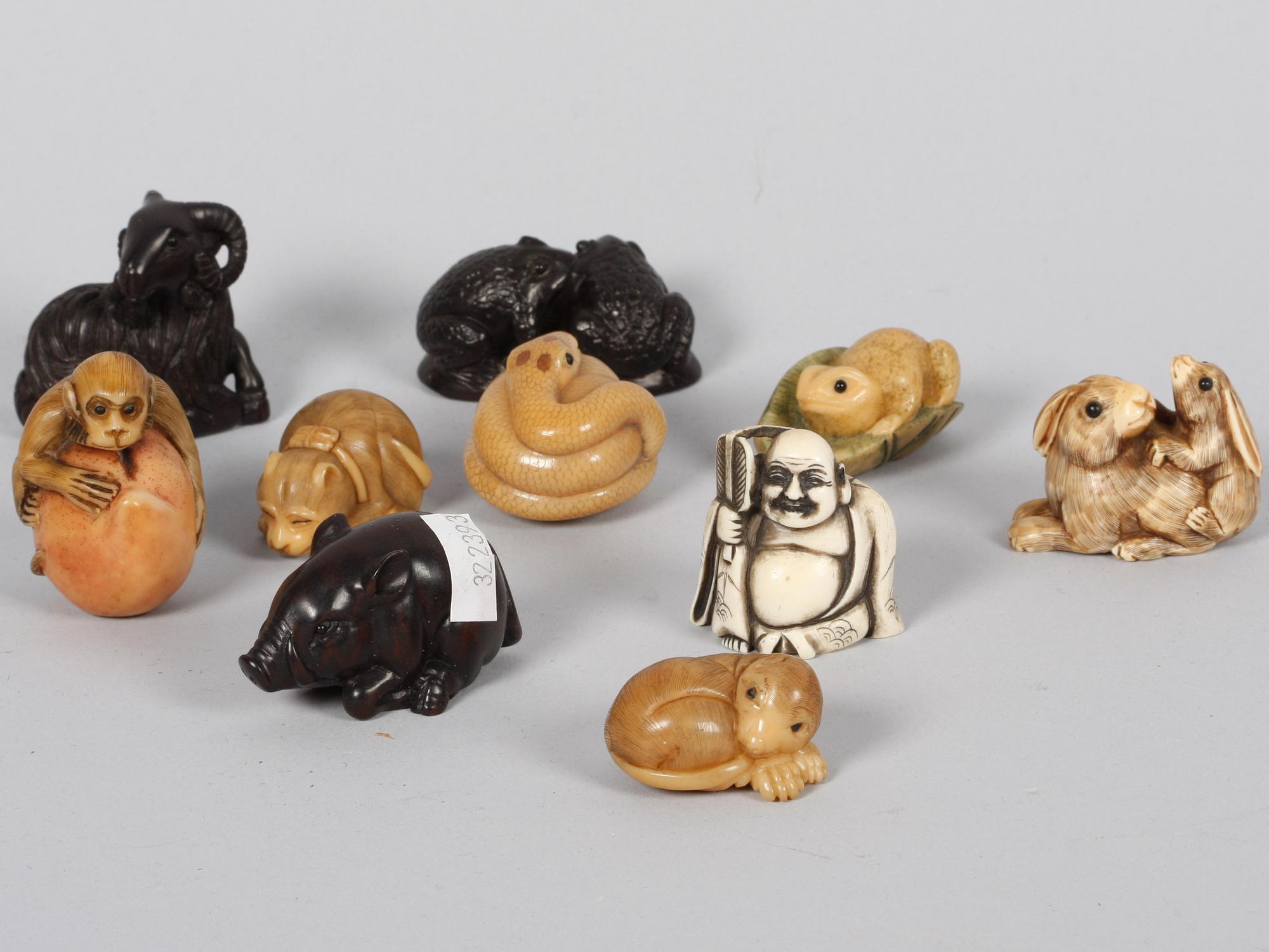 NETSUKES, 10 st, Japan/sydostasien, 1900-tal. Några bär signatur.