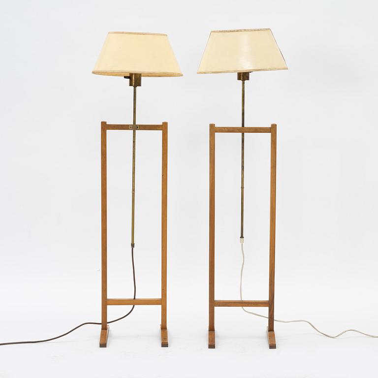 Josef Frank, golvlampor, 2 st, modell 2458 "Kryckan", Firma Svenskt Tenn.