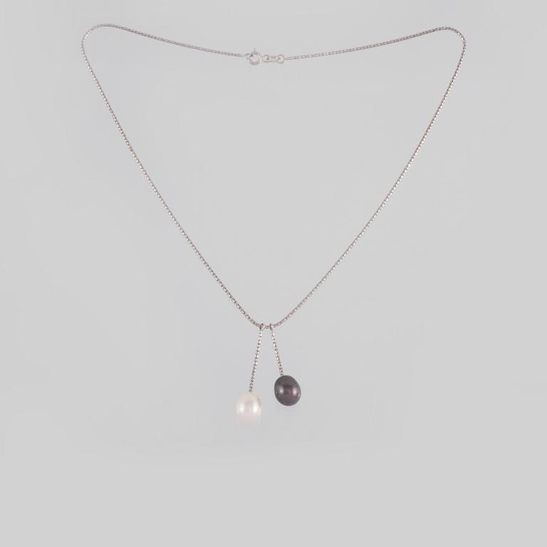 COLLIER, 18K vitguld med 2 odlade pärlor. Vikt 4,7 gram.