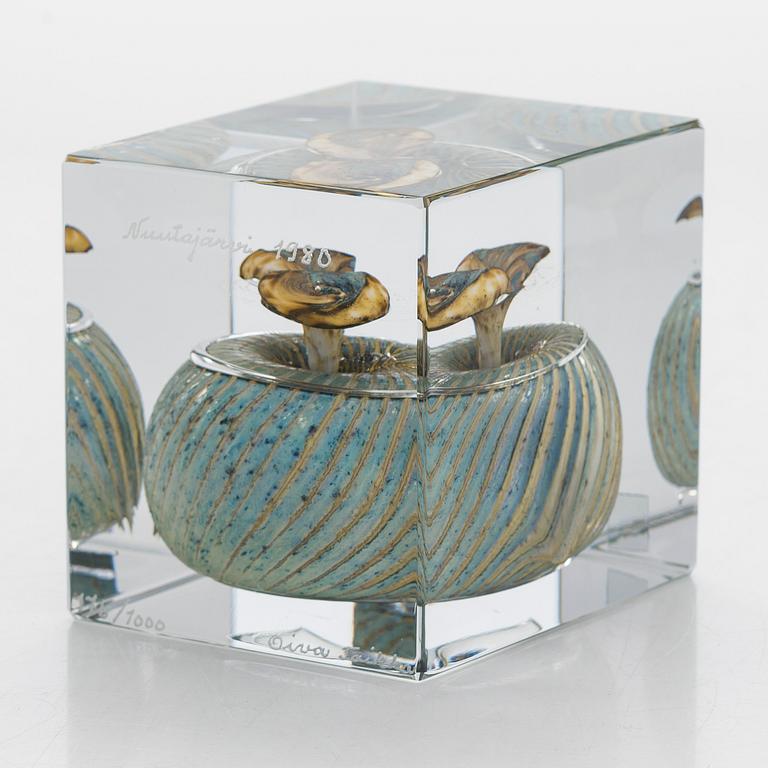 Oiva Toikka, An annual glass cube, signed Oiva Toikka Nuutajärvi 1980 and numbered 176/1000.