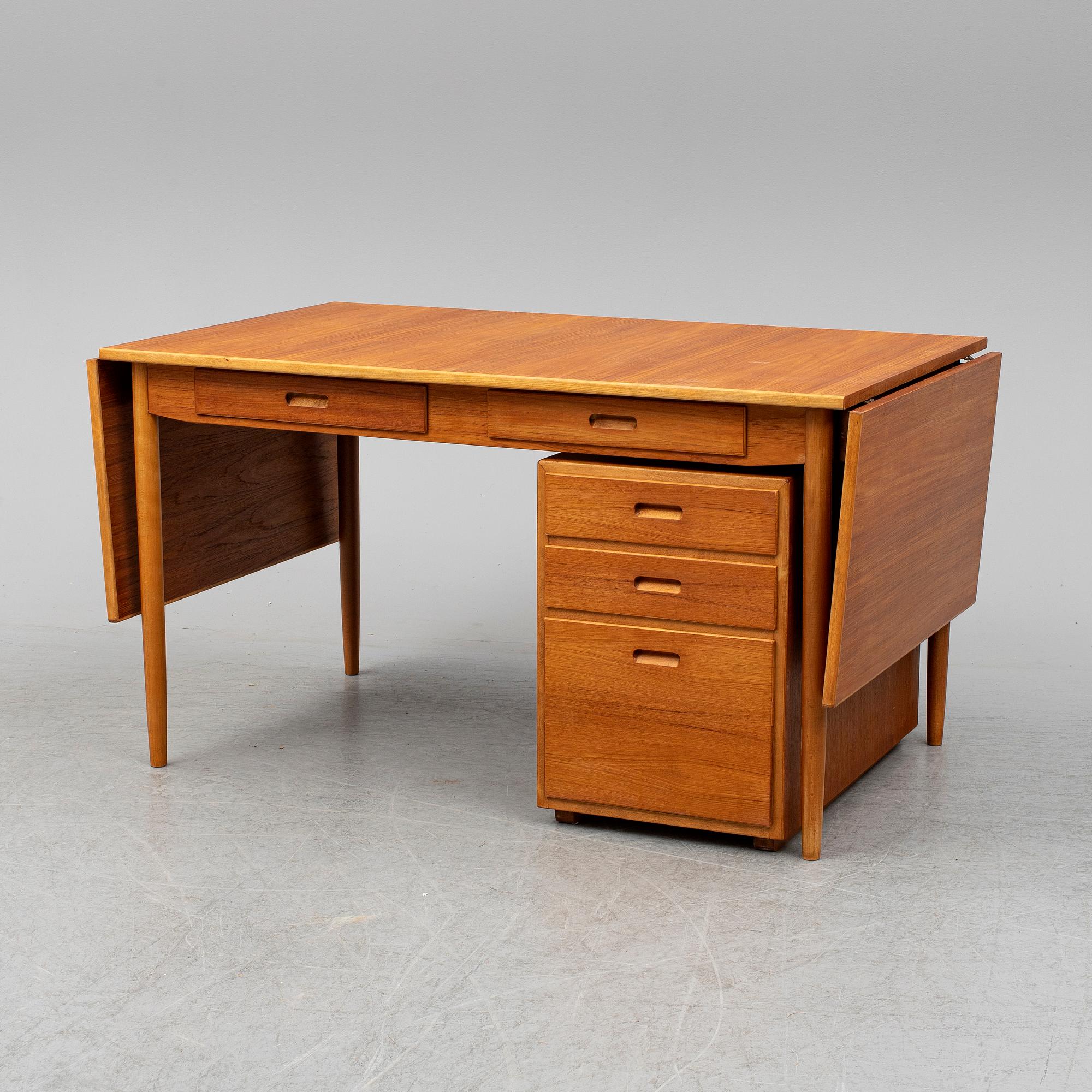 NILS JONSSON, a desk with chest of drawers, late 20th century.
