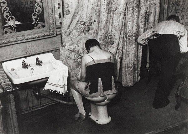 Brassaï, "'La Toilette' dans un hôtel de passe, rue Quincampoix á Paris", 1932.