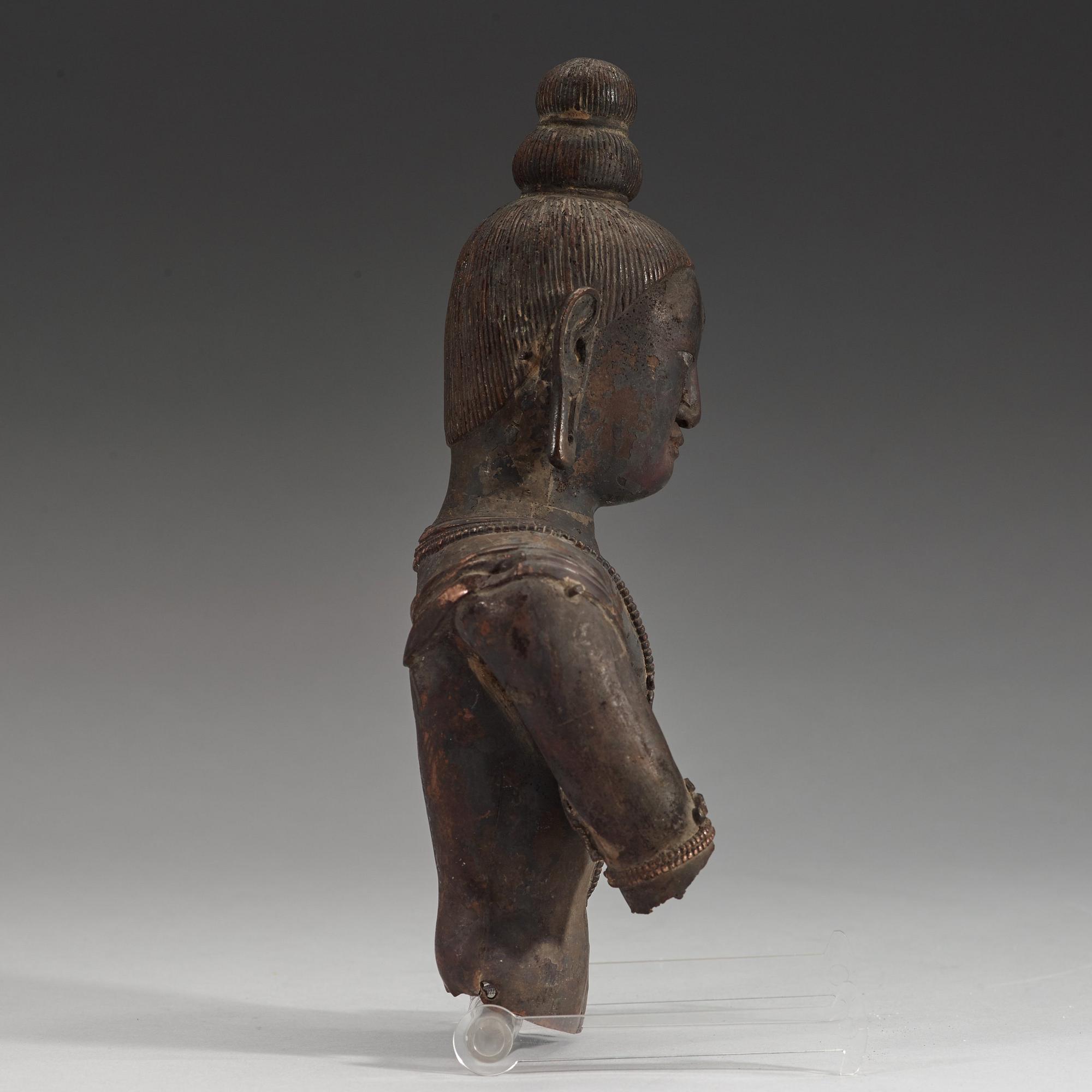 BUDHISTISK GUDOM, koppar, fragment. Troligen Dolonnor/Inre Mongoliget 17/1800-tal.