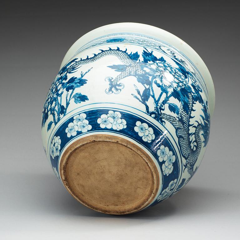 A blue and white Jardiniere/basin, late Qing dynasty.