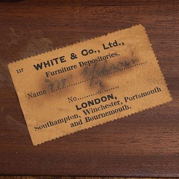 Vitrinskåp, England, tidigt 1900-tal.