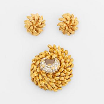 456. An 18K gold brooch set with round brilliant-cut diamonds and a pair of 18K gold earrings.