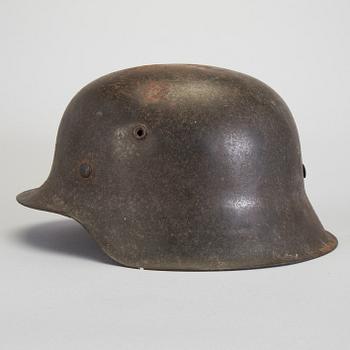 A 20TH CENTURY GERMAN MILITARY HELMET.