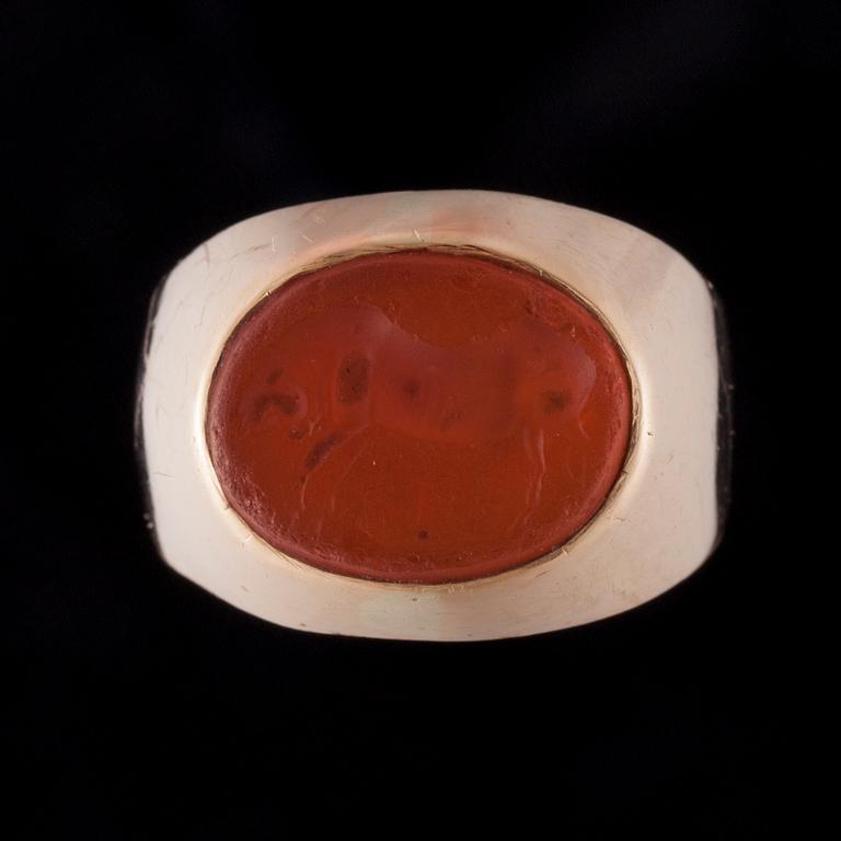RING, 14K guld, graverad karneol. Gravfynd från Mykene, ringen gjord i Finland. Vikt ca 7,4 g.