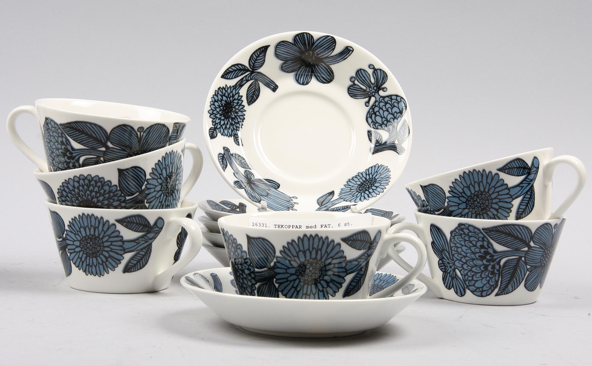 TEKOPPAR med FAT, 6 st. Benporslin, "Blå Aster", Stig Lindberg, Gustavsberg, 2000-tal.