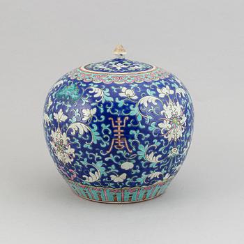 A famille rose jar with cover, Qing dynasty, circa 1900.